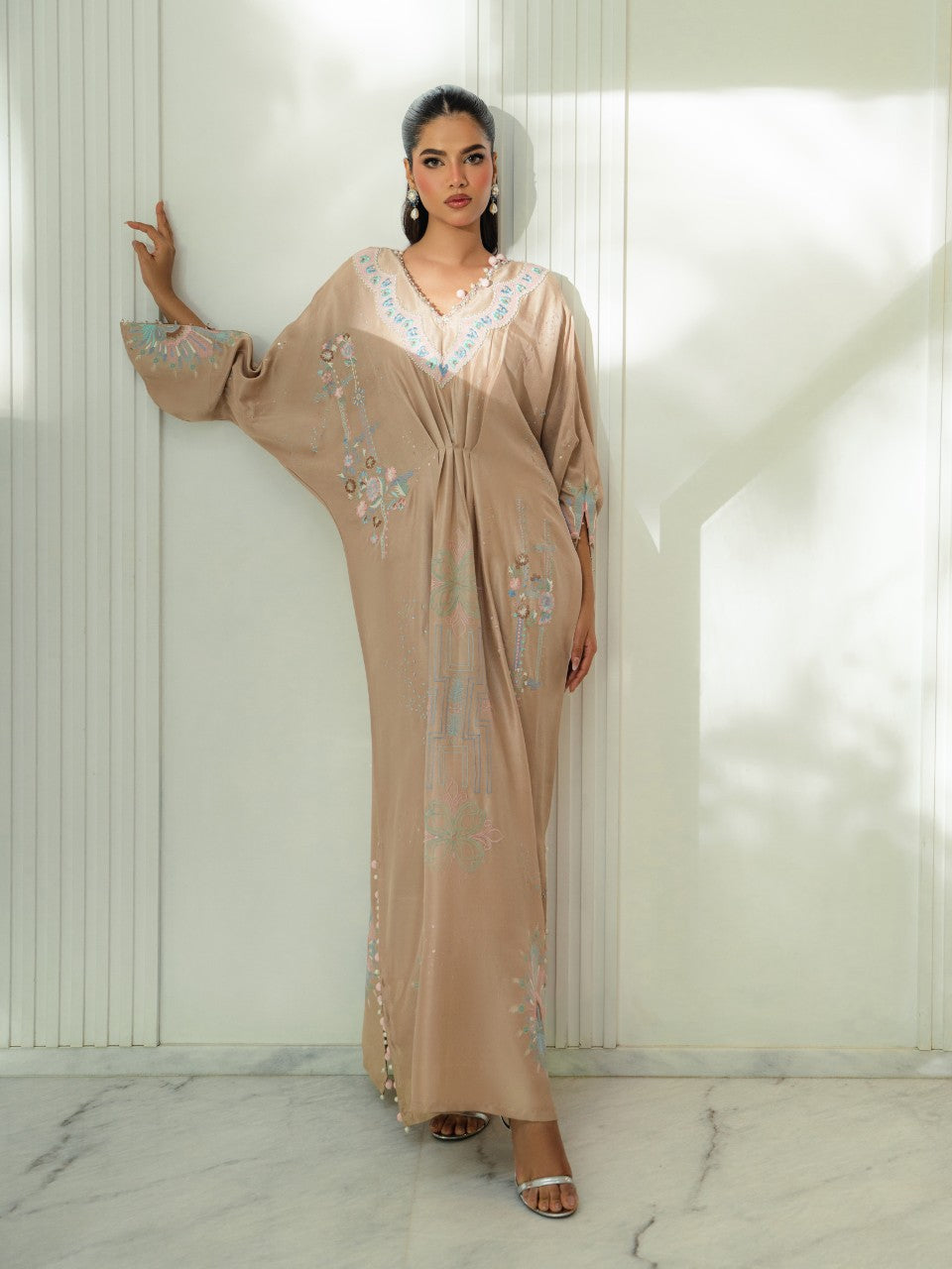 Beautiful neckline, chaak, and sleeve finishing