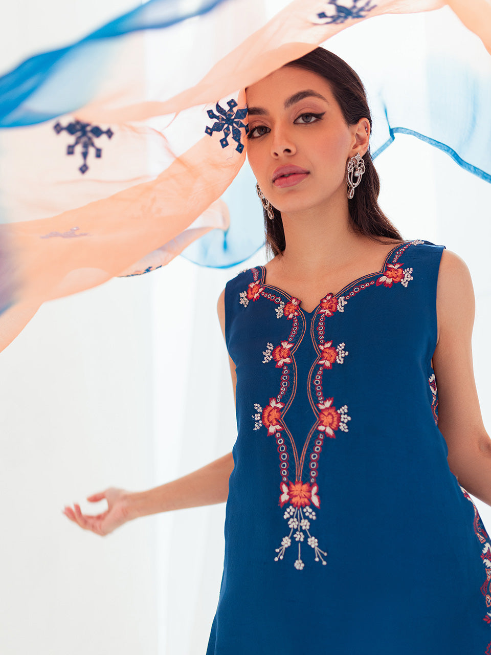 Neck embroidery in rust and off-white