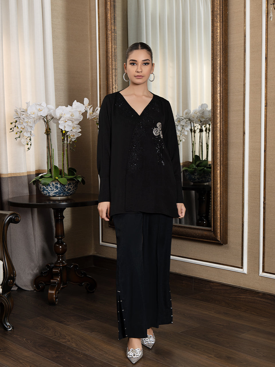 Sophisticated black tunic outfit