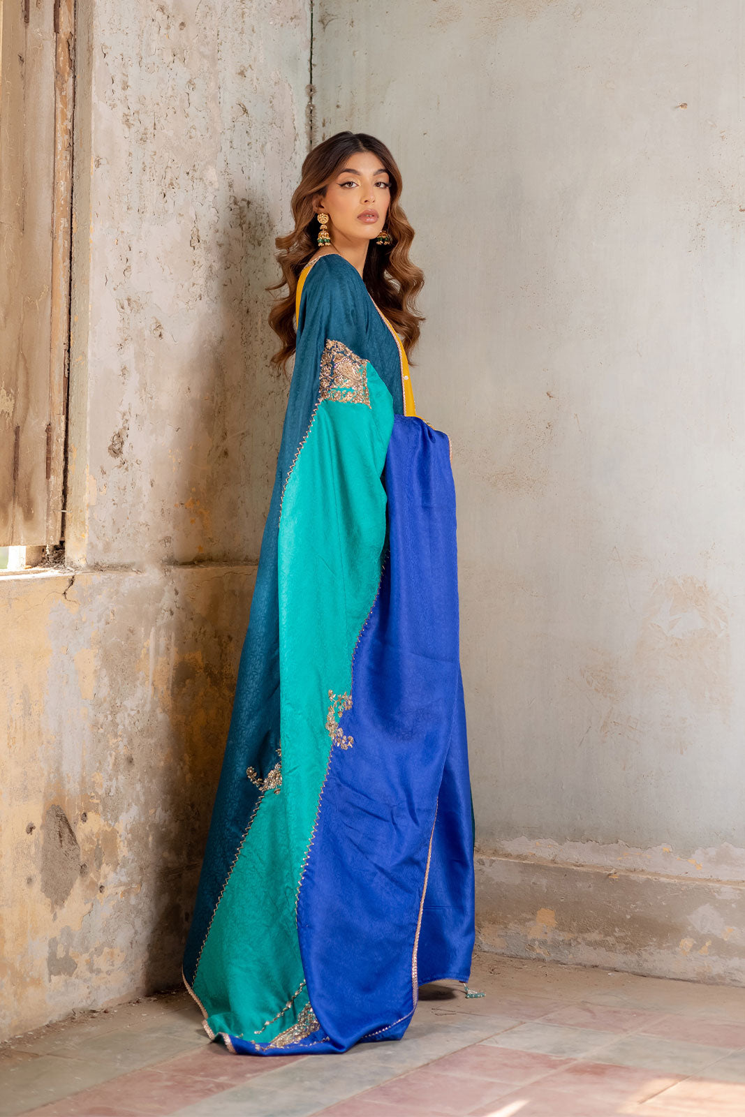 Stylish color-blocked Jamawar chaddar with embroidery
