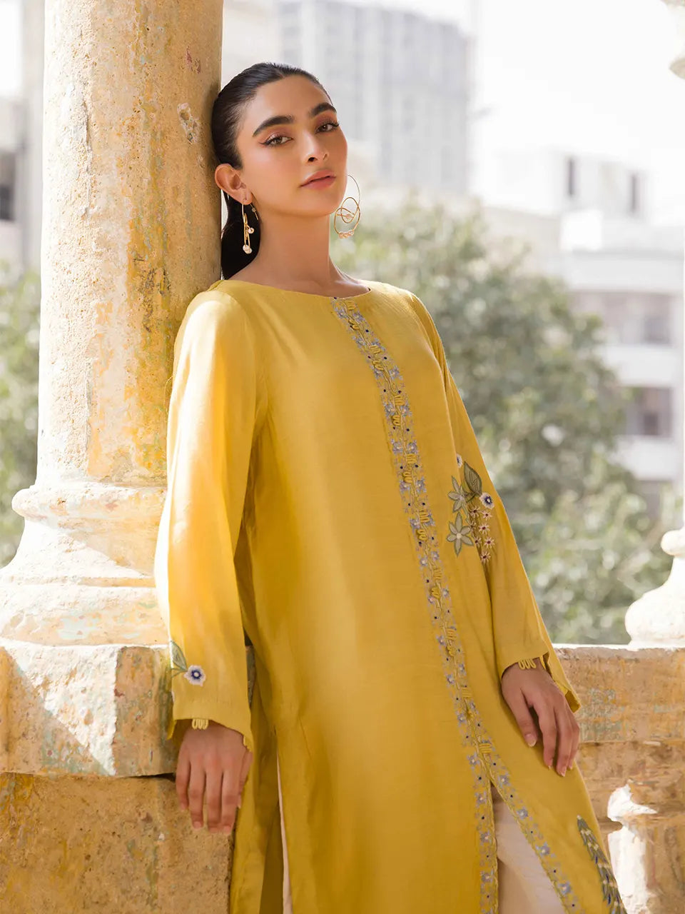 Dandelion kurta with intricate embroidery