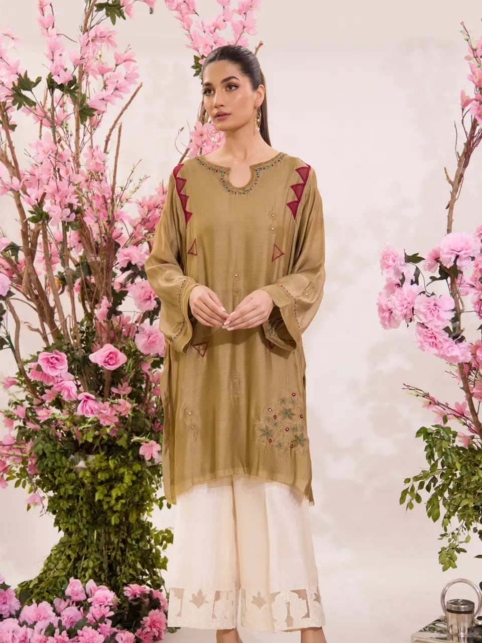 Sophisticated kurta with appliqué